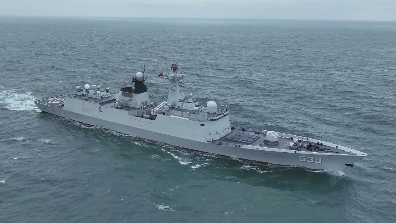 Egy hadihajó, amint a tengeren hajózik a „Joint Sword-2024A” hadgyakorlat során egy ismeretlen helyen. Kína május 24-én háborúra figyelmeztetett Tajvan miatt, és közölte, hogy fokozza az ellenintézkedéseket, amíg a „teljes újraegyesítés” meg nem valósul, miközben a kínai erők hadgyakorlatot tartottak az önrendelkezési joggal rendelkező sziget körül. 