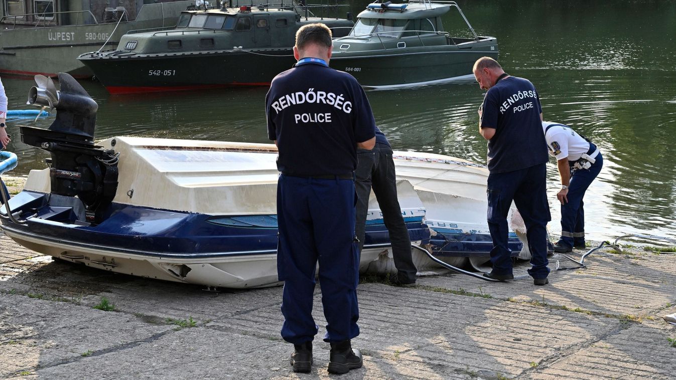Budapest, 2024. május 19.
Rendőrségi helyszínelés egy balesetet szenvedett motorcsónak roncsánál az újpesti hadikikötőben 2024. május 19-én. A kisgéphajó egy szállodahajóval ütközött össze a Dunán Verőce közelében május 18-án éjjel. A motorcsónakban nyolcan utaztak, egyet közülük súlyos sérülésekkel kórházba vittek, két holttestet találtak.
MTI/Lakatos Péter