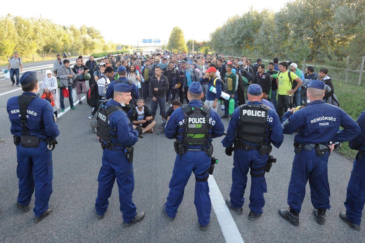 Migránsok állnak szemben rendőrökkel az M5-ös autópályán Röszke közelében 2015. szeptember 7-én. (Fotó: MTI Fotó: Kelemen Zoltán Gergely)