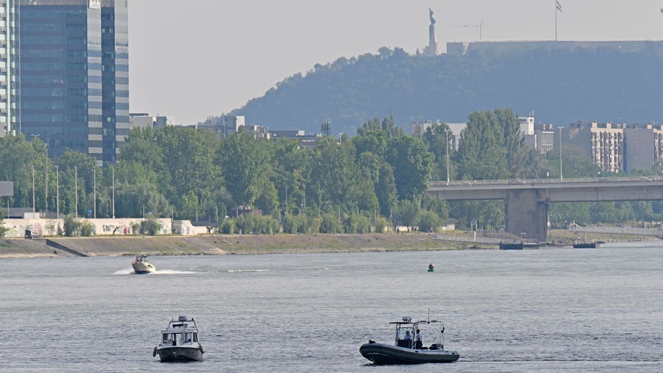 Budapest, 2024. május 19.
A Dunai Vízirendészeti Rendõrkapitányság hajói a Duna XIII. kerületi szakaszán, ahol egy balesetet szenvedett motorcsónak utasai után kutatnak 2024. május 19-én. A kisgéphajó egy szállodahajóval ütközött össz
