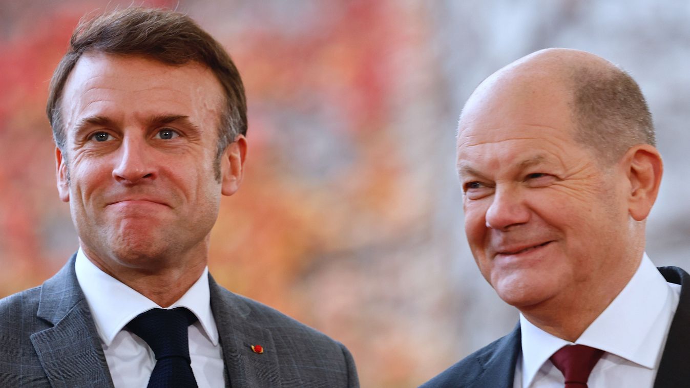 Emmanuel Macron francia elnök és Olaf Scholz német kancellár 