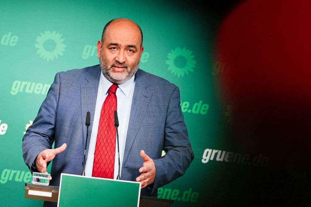 Omid Nouripour, a Zöld Párt/Bundnis 90/Die Grunen szövetségi elnöke a 2024. február 19-i berlini szövetségi végrehajtó testület heti ülését követő sajtótájékoztatón beszél. (Fotó: NurPhoto/AFP/Christian Marquardt)