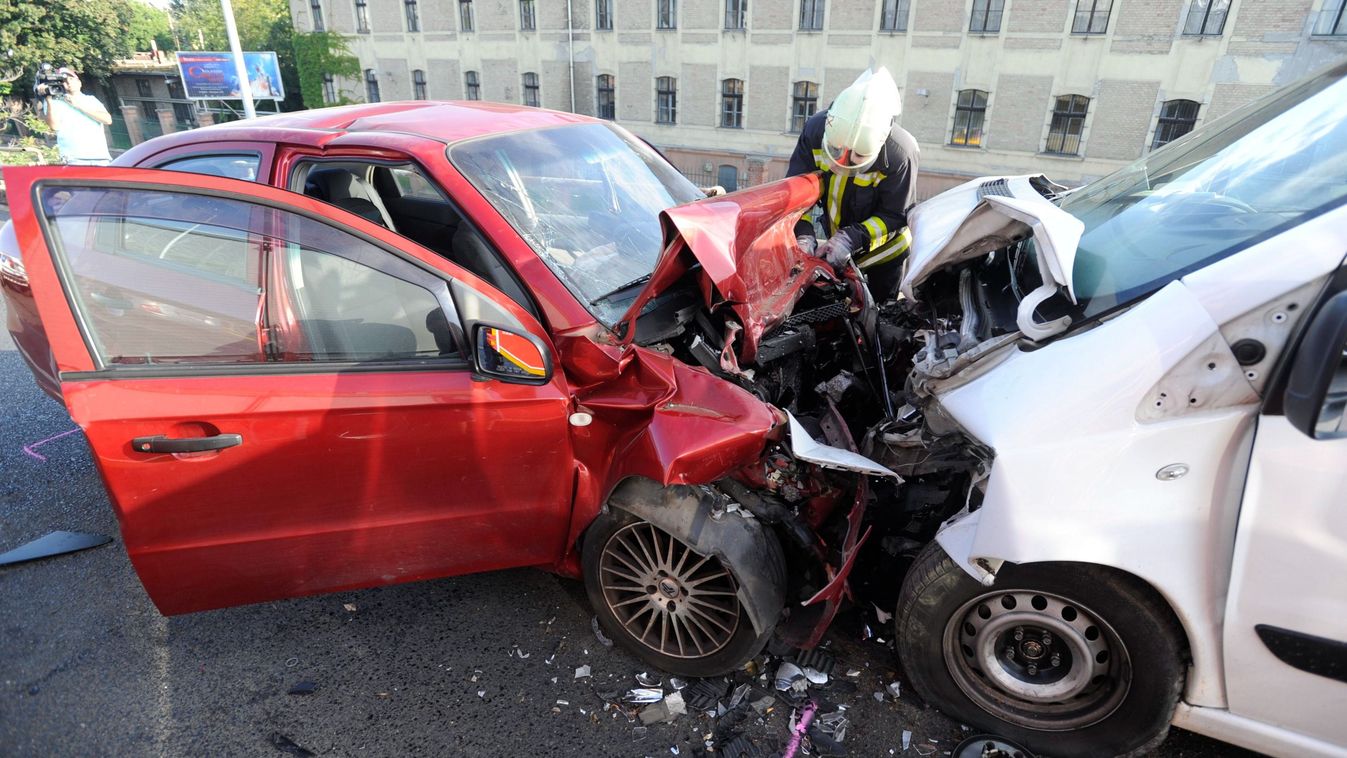 Budapest, 2016. augusztus 14.
Egy tûzoltó Budapesten, az Üllõi úton, ahol frontálisan ütközött két személygépkocsi 2016. augusztus 14-én. A balesetben egy ember életveszélyesen megsérült.
MTI Fotó: Mihádák Zoltán