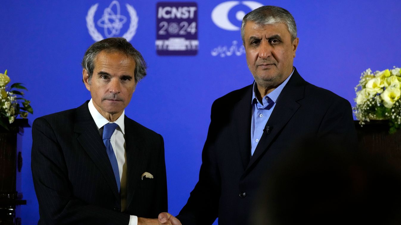 Rafael Grossi, a Nemzetközi Atomenergia-ügynökség, a NAÜ főigazgatója és Mohammad Eszlami, az iráni atomenergetikai szervezet vezetője 