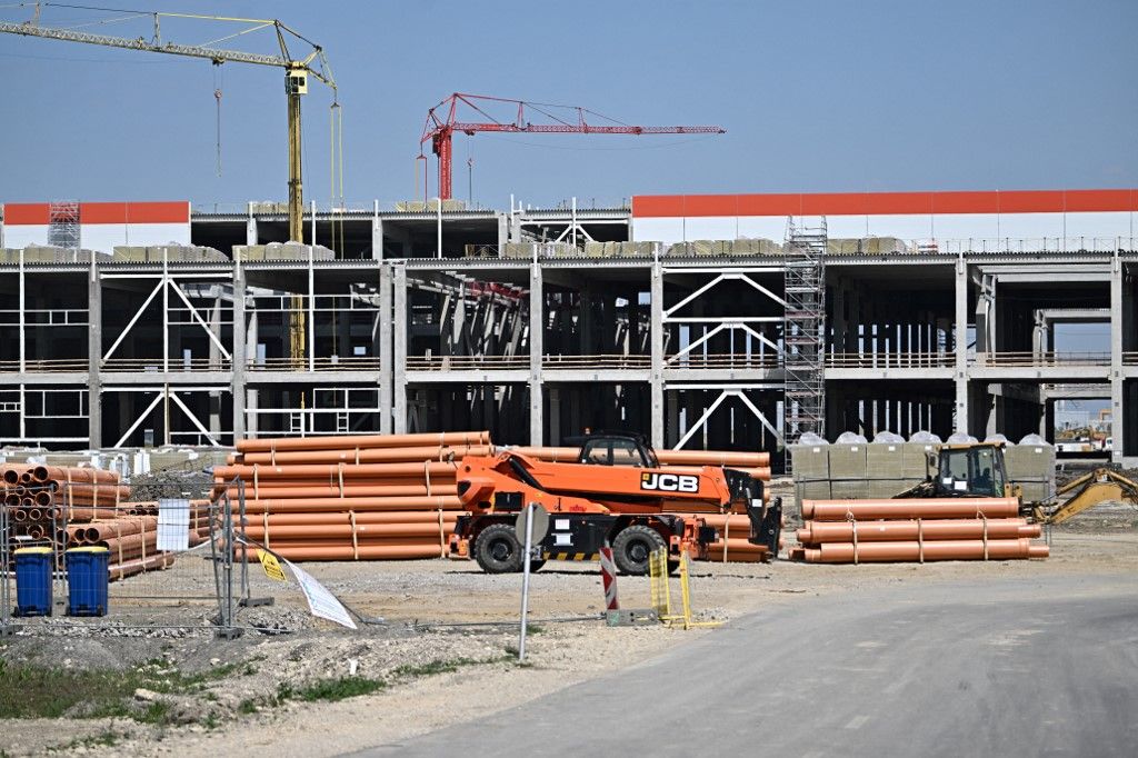 A 2024. május 5-én készült képen a kínai CATL akkumulátorgyártó üzemének építkezése látható Magyarország második legnagyobb városa, Debrecen közelében. (Fotó: AFP/Kisbenedek Attila)