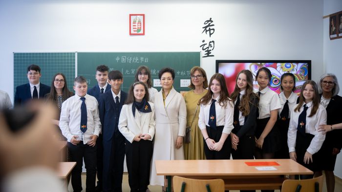 Magyar-kínai iskolába látogatott a kínai államfő felesége és Lévai Anikó
Miniszterelnöki Sajtóiroda /Fischer Zoltán