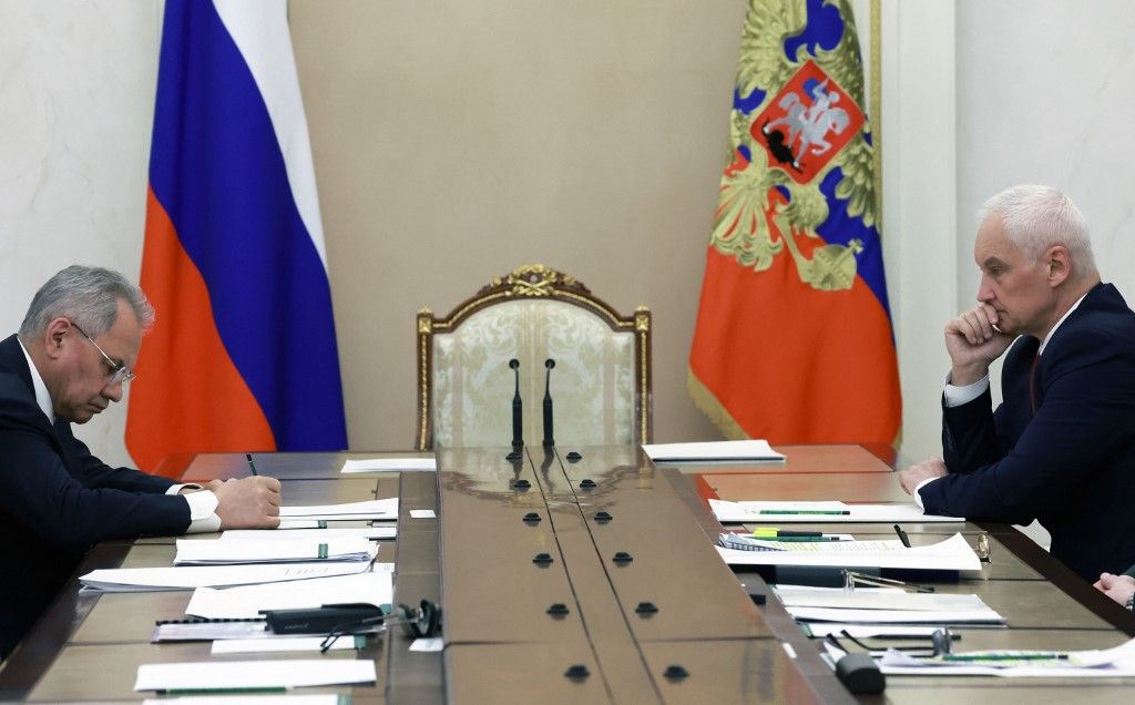 Szergej Sojgu (b)a Biztonsági Tanács titkára és Andrej Belouszov orosz védelmi miniszter részt vesz az orosz elnök katonai vezetőkkel való találkozóján 2024. május 15-én Moszkvában. (Fotó: AFP/Vjacseszlav PROKOFYEV)