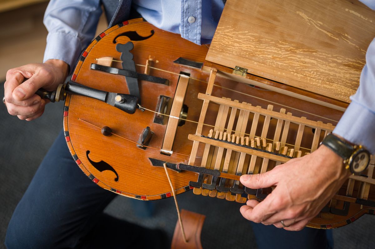 A fóti Hangfeszten Szerényi Béla kedvelt hangszere, a tekerőlant is bemutatkozik.