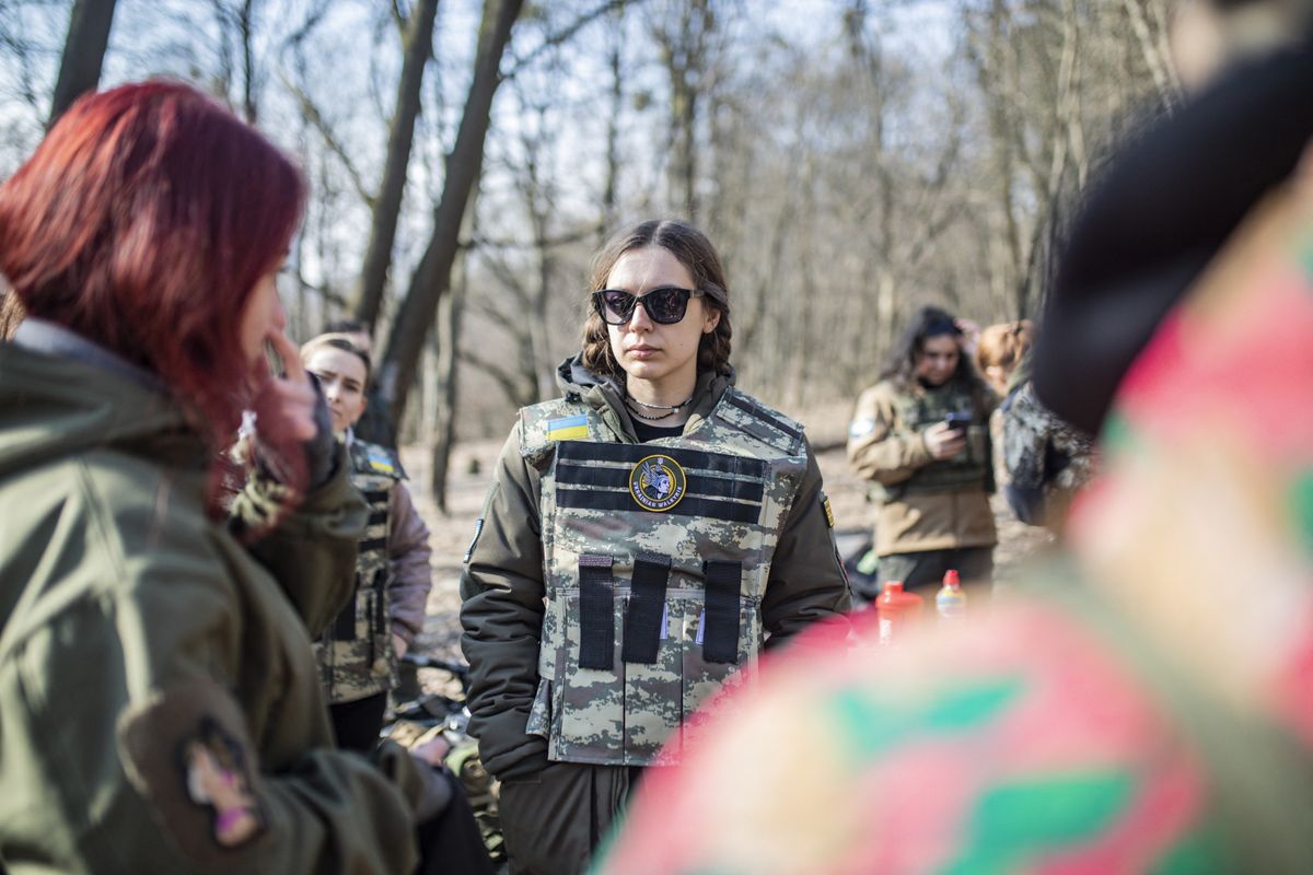 Nők egy csoportja katonai kiképzésen vesz részt a Valkyrie ukrán nem kormányzati szervezet által, hogy részt vegyen országuk védelmében, miközben az Oroszország és Ukrajna közötti háború folytatódik Kijevben, 2024. március 2-án. (Fotó: AFP/Gian Marco Benedetto)