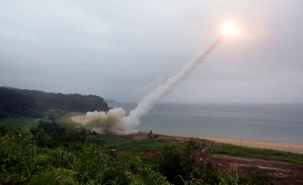 Az amerikai hadsereg taktikai rakétarendszere (ATACMS) rakétát lő ki a Keleti-tengerbe egy ismeretlen helyről Dél-Korea keleti partján egy dél-koreai-amerikai közös munka során. (Fotó: AFP/DÉL-KOREAI VÉDELMI MINISZTÉRIUM)