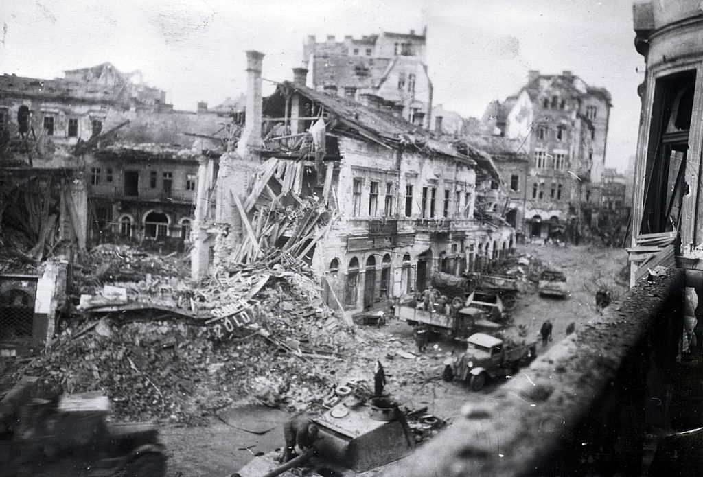 1945. Budapest I.
Alagút utca, kilátás a Krisztina körúti kereszteződésre. Szemben a Krisztina tér és a Gellérthegy utca közötti romos épület látható.
Fortepan / Vörös Hadsereg

