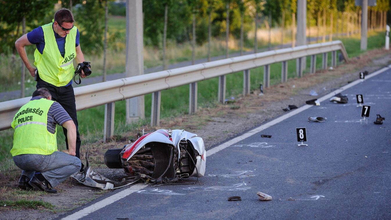 Debrecen, 2015. július 10.
Rendõrök helyszínelnek 2015. július 10-én Debrecenben, a 47-es fõúton, a helységjelzõ tábla közelében, ahol egy motoros ütközött egy kisteherautóval. A balesetben a motorkerékpárt vezetõ férfi olyan súlyos sérüléseket szenvedett, hogy a helyszínen életét vesztette.