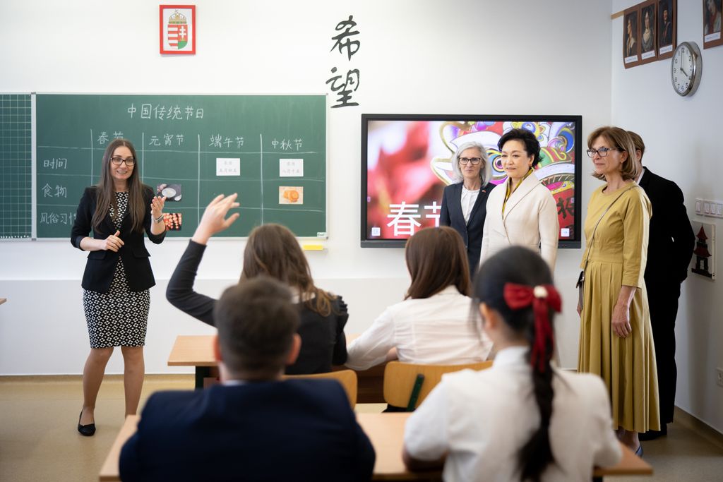 Magyar-kínai iskolába látogatott a kínai államfő felesége és Lévai Anikó