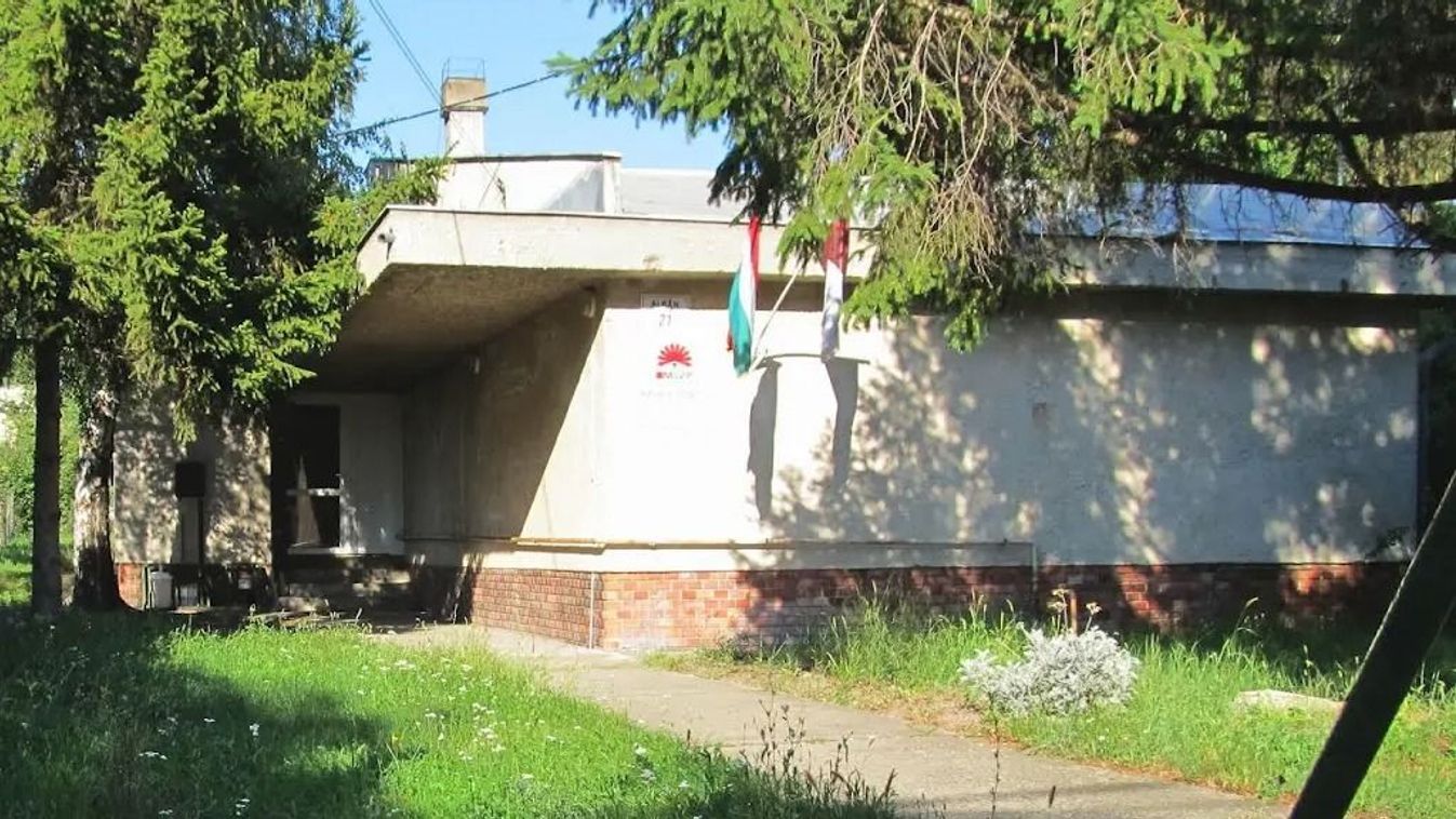 Borítókép: Az MSZP egykori gödöllői pártirodájának otthont adó épület (Forrás: mapio.net)