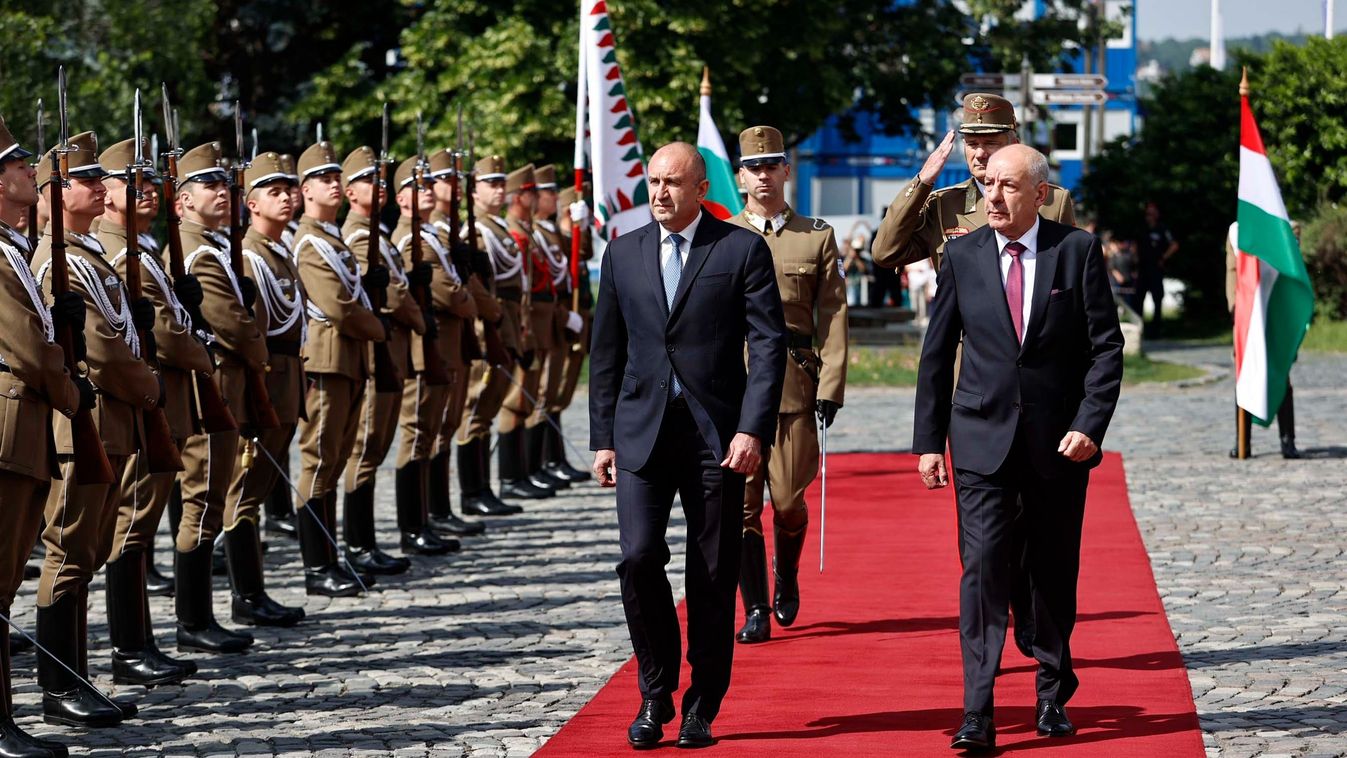 Sulyok Tamás köztársasági elnök  fogadja Rumen Radevet, a Bolgár Köztársaság elnökét Sándor-palota