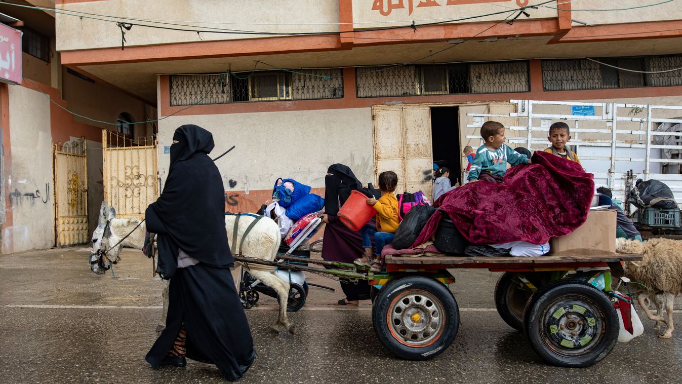 Palesztin emberek menekülnek a Gázai övezet déli csücskében levő Rafah városból 2024. május 6-án 