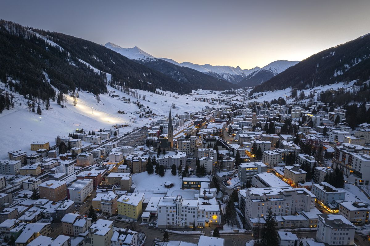 A havas svájci Davos látképe 2024. február 13-án. Fotó: Gian Ehrenzeller / MTI/EPA/Keystone