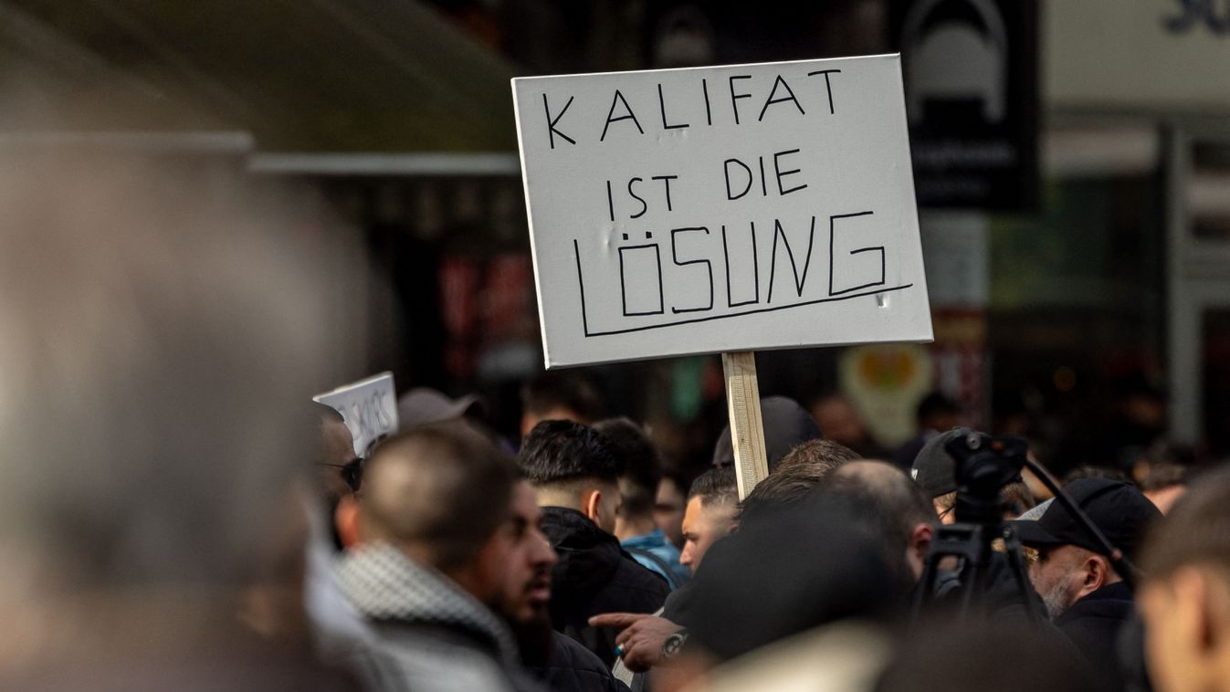 Demonstration by the Islamist scene in Hamburg
„A kalifátus a megoldás” feliratú táblát tart a kezében egy résztvevő a hamburgi iszlamista tüntetésen 2024. április 27-én.