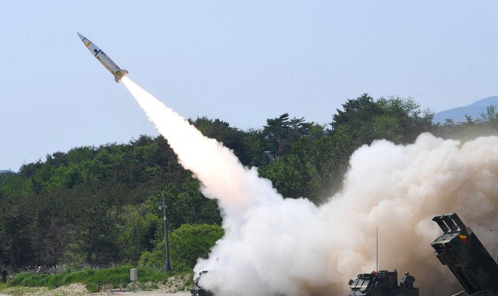 Az Egyesült Államok hadseregének taktikai rakétarendszere (ATACMS) látható, amint egy rakétát lő ki egy ismeretlen helyről Dél-Korea keleti partján egy élőtüzelő gyakorlat során. (Fotó: AFP/Dél-Koreai Védelmi Minisztérium)