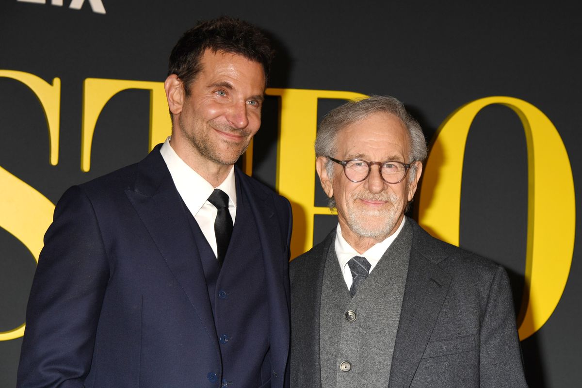 Bradley Cooper és Steven Spielberg a Maaestro Los Angeles-i bemutatóján. 