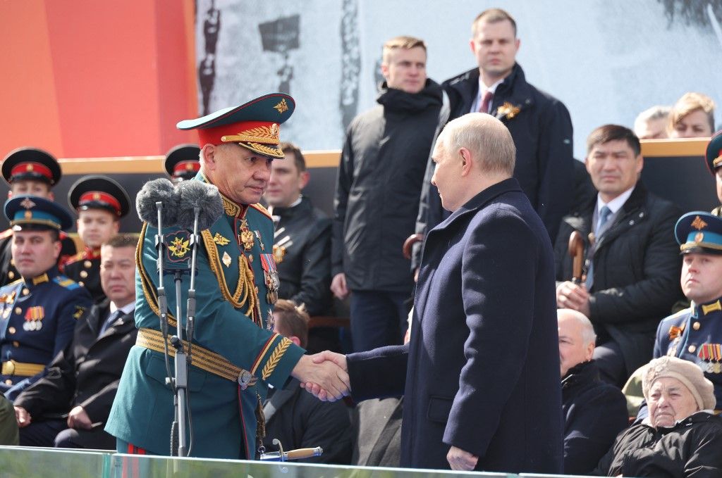 Vlagyimir Putyin orosz elnök kezet fog Szergej Sojgu védelmi miniszterrel a győzelem napi katonai parádén a Moszkva központjában, a Vörös téren 2024. május 9-én. (Fotó: AFP/Mikhail KLIMENTYEV)