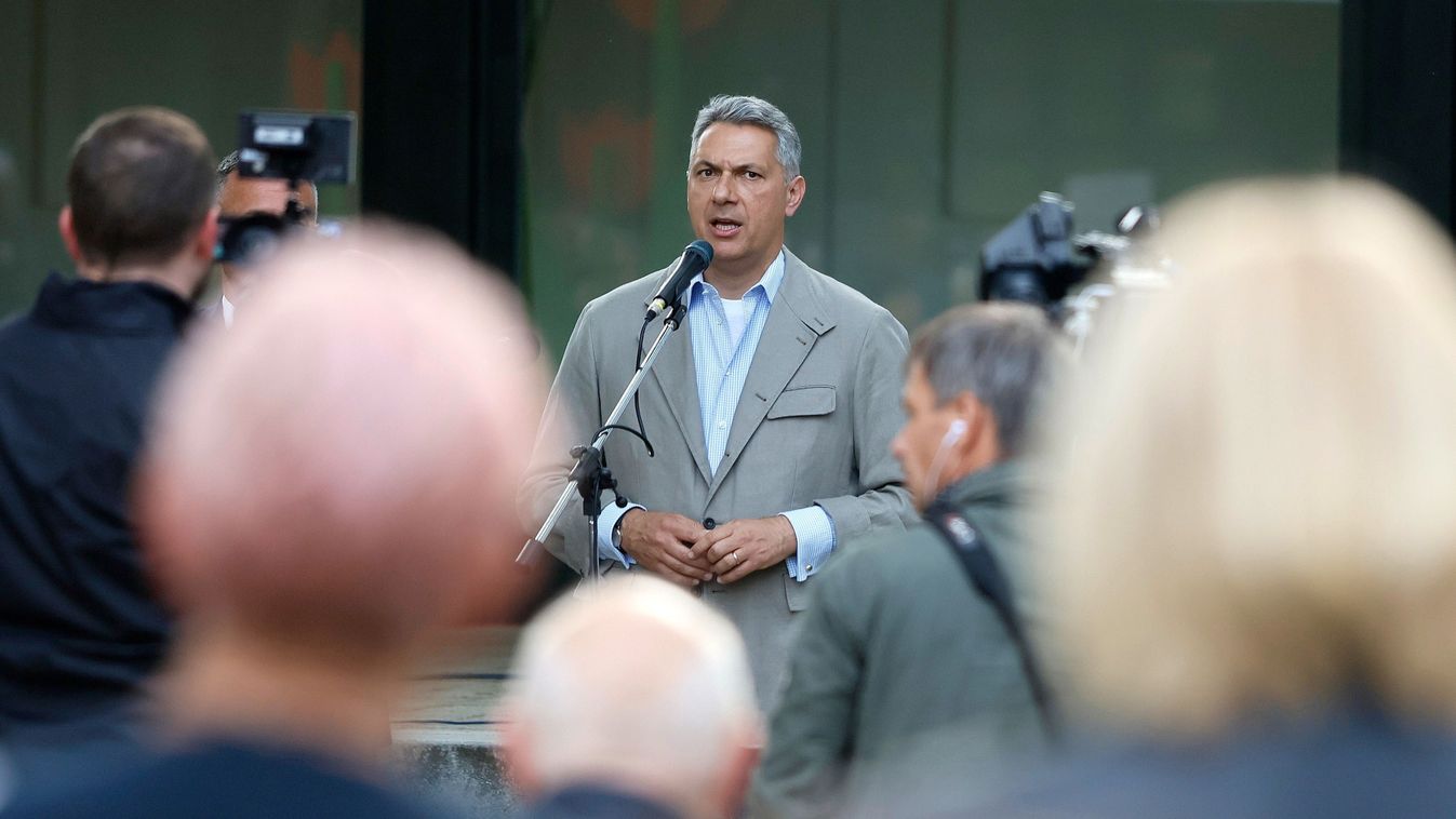 LÁZÁR János Gyula, 2024. május 17.
Lázár János építési és közlekedési miniszter beszédet mond a Fidesz-KDNP országjáró fórumának gyulai állomásán, a Vigadó elõtti téren 2024. május 17-én.
