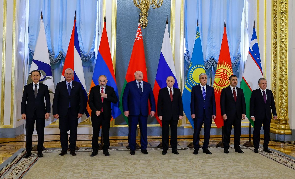 Csoportkép az Eurázsiai Gazdasági Unió (EaEU) csúcstalálkozójának résztvevőről a szervezet fennállásának tizedik évfordulója alkalmából tartott ülésen Moszkvában 2024. május 8-án. B-j: Bakitzsan Szagintajev, az Eurázsiai Gazdasági Bizottság igazgatótanácsának elnöke, Miguel Díaz-Canel kubai elnök, Nikol Pasinján örmény miniszterelnök, Aljakszandr Lukasenka fehérorosz államfő, Vlagyimir Putyin orosz elnök, Kaszim-Zsomart Tokajev kazah elnök, Szadir Zsaparov kirgiz elnök és Savkat Mirzijojev üzbég elnök. MTI/EPA/Reuters pool/Jevgenyija Novozsenyina