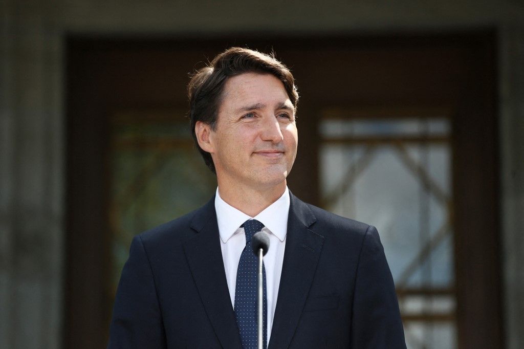 Justin Trudeau Kanada miniszterelnöke mosolyog a Rideau Hallban tartott sajtótájékoztatón, miután 2021. augusztus 15-én a kanadai Ottawában Mary Simon főkormányzót kérte a parlament feloszlatására. (Fotó: AFP/Dave Chan)