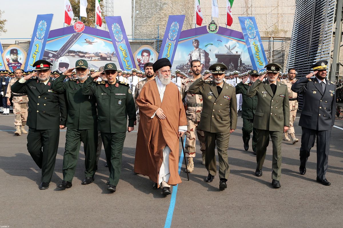 Ali Hámenei ajatollah, Irán legfõbb vallási és politikai vezetõje (k) iráni tábornokok társaságában a teheráni katonai akadémián 2019. október 30-án. Fotó: MTI/EPA/Hamenei ajatollah sajtóirodája