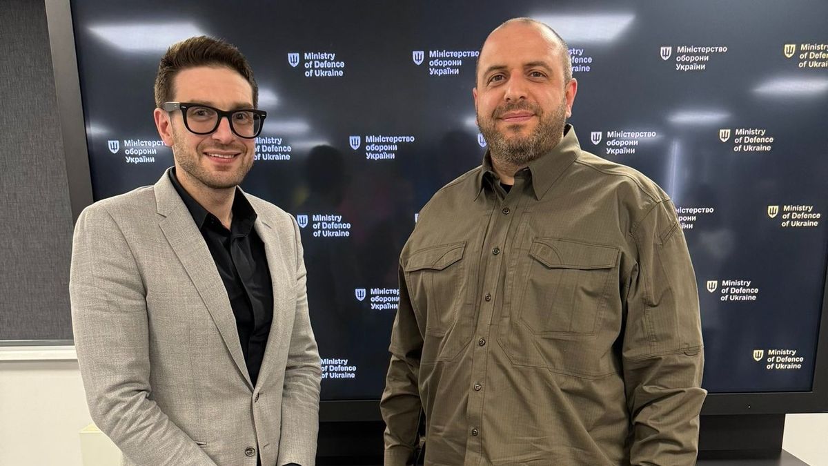 Alex Soros Ukrajnában tart eligazítást
