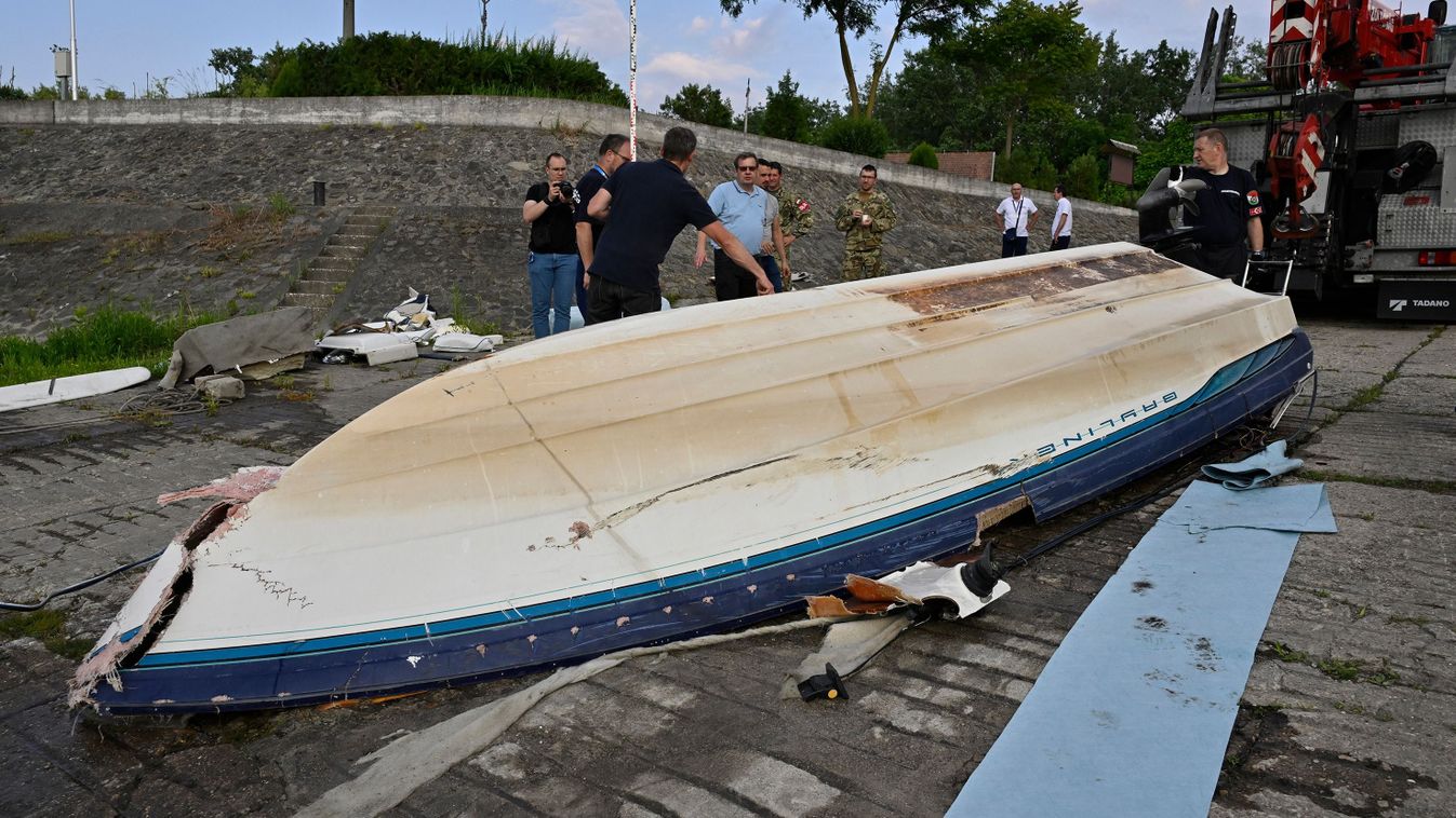 Budapest, 2024. május 19.
Rendőrségi helyszínelés egy balesetet szenvedett motorcsónak roncsánál az újpesti hadikikötőben  2024. május 19-én. A kisgéphajó egy szállodahajóval ütközött össze a Dunán Verőce közelében május 18-án éjjel. A motorcsónakban nyolcan utaztak, egyet közülük súlyos sérülésekkel kórházba vittek, két holttestet találtak.
MTI/Lakatos Péter