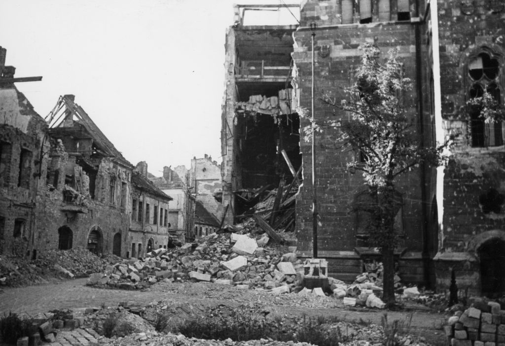 1945. Budapest I.,
budai Vár
Szentháromság tér, a Pénzügyminisztérium romos épülete, balra az Országház utca.
Fortepan / Kramer István dr

