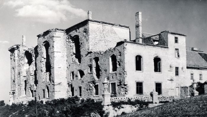 1945. Budapest III.,
Óbuda
Kiscelli utca, a romos Kiscelli Múzeum, az egykori Schmidt kastély.
Fortepan / Fortepan