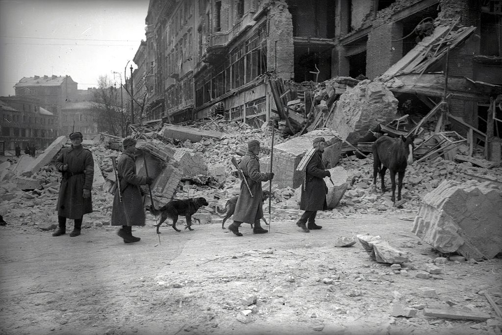 1945. Budapest V., Budapest IX.
Kálvin tér a Kecskeméti utca torkolatától a Vámház körút felé nézve, jobbra a Pintér-ház romjai.
Fortepan / Vörös Hadsereg

