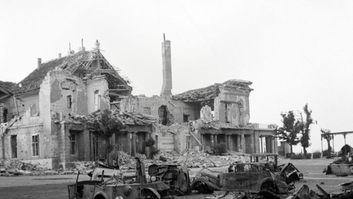 1945. Budapest I.,
budai Vár
Szent György tér, a romos Sándor-palota.
Fortepan / Fortepan