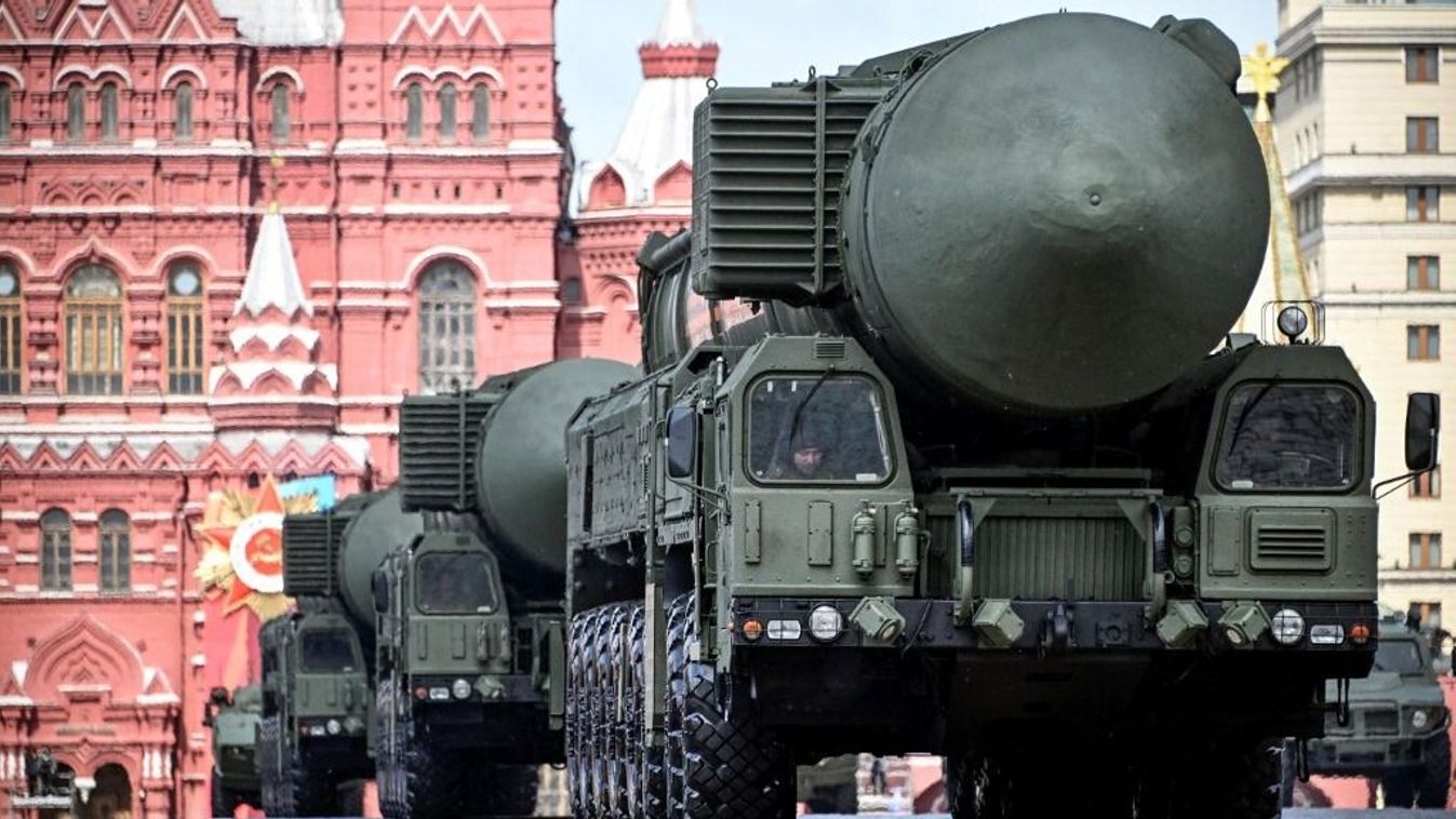 Orosz Jarsz interkontinentális ballisztikus rakétaindítók gurulnak a Vörös téren a Győzelem napi katonai parádén Moszkva központjában 2024. május 9-én. Oroszország a náci Németország felett a második világháborúban aratott győzelem 79. évfordulóját ünnepli
