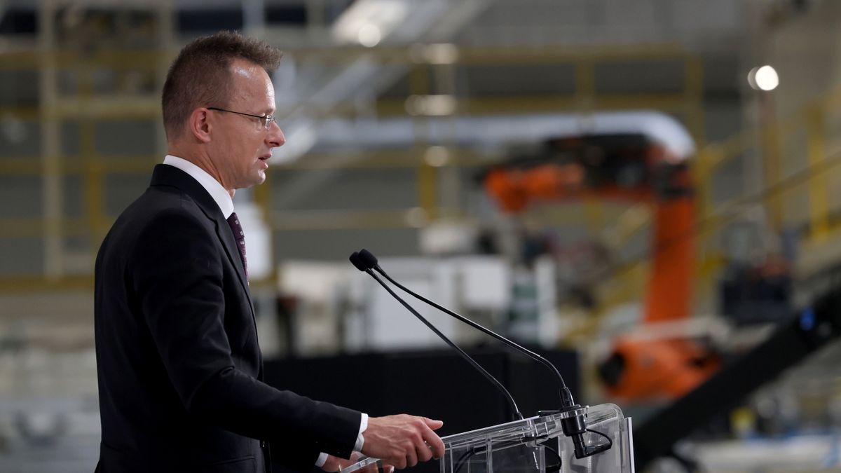 Szijjártó Péter felsorolta az európai politikusok őrült ötleteit a háborúval kapcsolatban