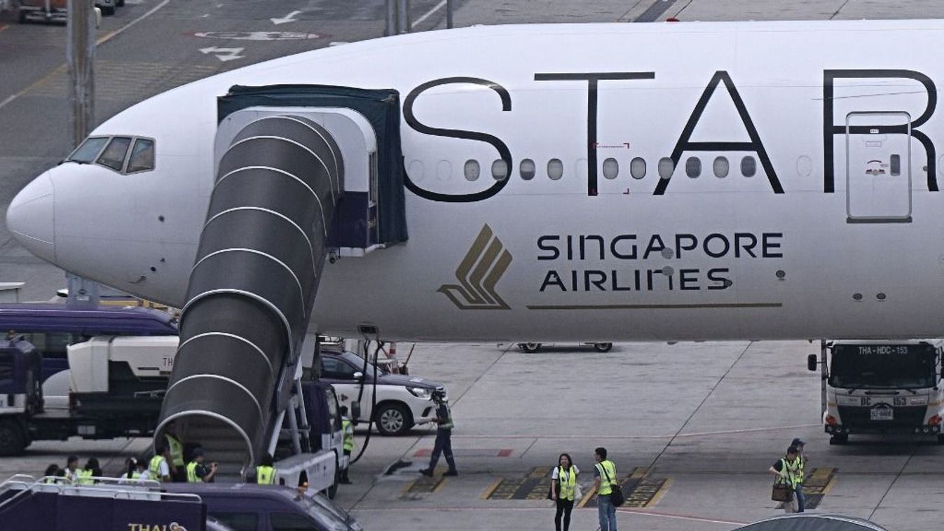 Hivatalos személyek gyülekeznek a Singapore Airlines Boeing 777-300ER típusú repülőgépe körül, amely Londonból Szingapúrba tartott, mielőtt súlyos turbulenciák miatt kényszerleszállást hajtott végre Bangkokban 2024. május 22-én. Egy 73 éves brit férfi meghalt, és több mint 70 ember megsérült május 21-én az utasok szerint rémisztő jelenetben a Singapore Airlines SQ321-es járatán, amely súlyos turbulenciákba került, és kényszerleszállást hajtott végre Bangkokban. 
