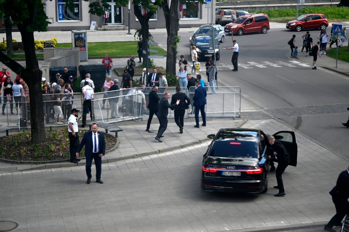 Robert Fico szlovák miniszterelnök testőrei intézkednek a lőfegyveres támadás helyszínén, a Pozsonytól mintegy 150 kilométerre, északkeletre fekvő Nyitrabányán (Handlová) 2024. május 15-én. (Fotó: MTI/TASR/Radovan Stoklasa)