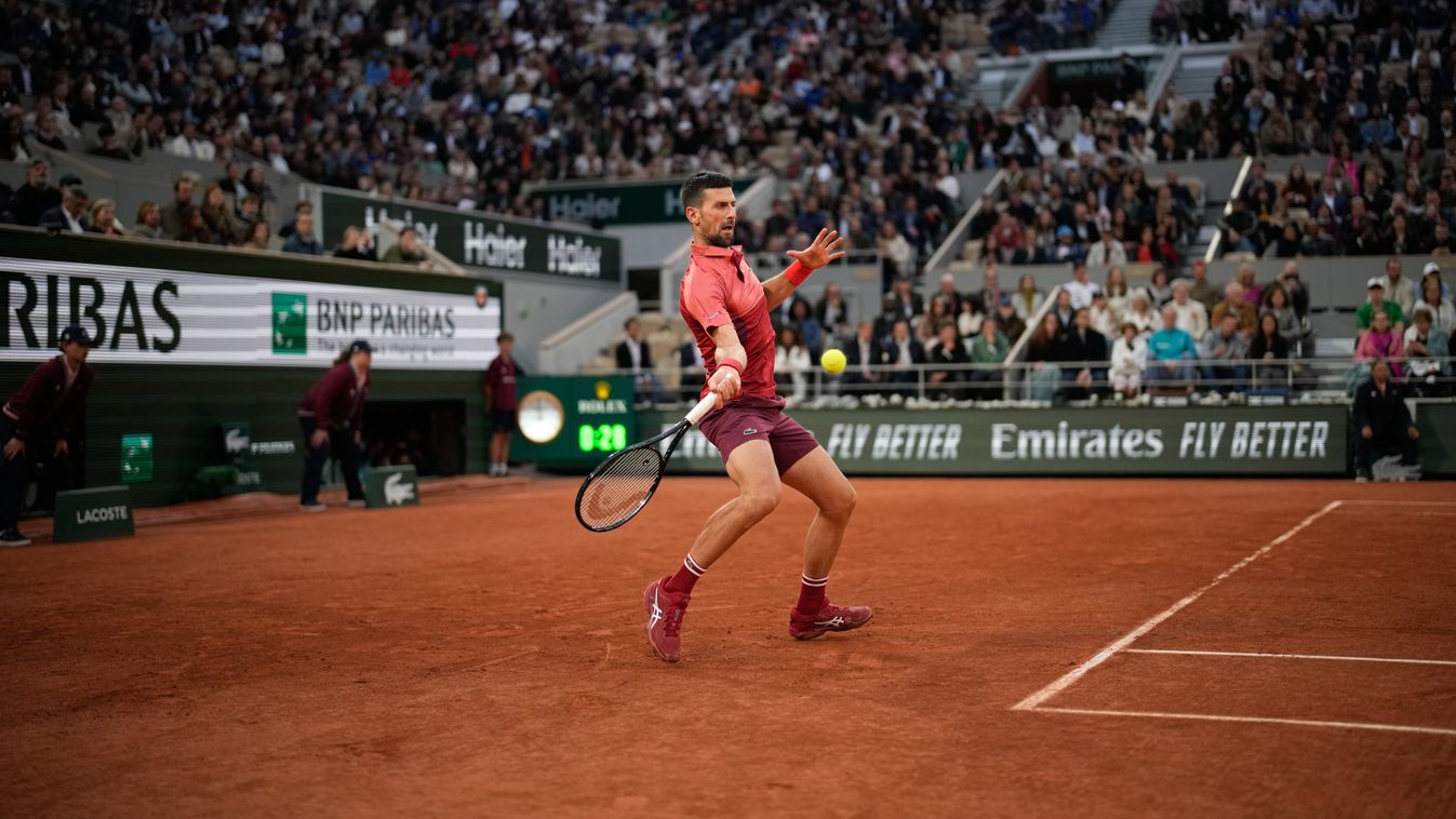 Párizs, 2024. május 28.
A szerb Novak Djokovics a francia Pierre-Hugues Herbert ellen játszik a francia nemzetközi teniszbajnokság férfi egyesének elsõ fordulójában a párizsi Roland Garros Stadionban 2024. május 28-án.
