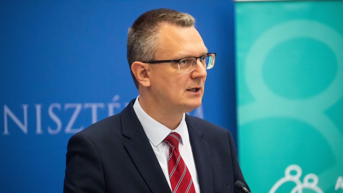 Hungarian SoS: Brussels Sends No Funds for Teachers' Pay Rise, Only Inspectors