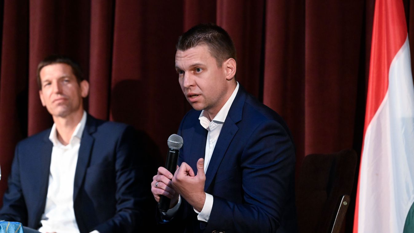 Fonyód, 2024. május 22.
Menczer Tamás, a Fidesz-KDNP kommunikációs igazgatója beszédet mond a kormánypártok országjáró fórumának fonyódi állomásán 2024. május 22-én. Mellette Erdei Barnabás alpolgármester.
MTI/Kovács Tamás