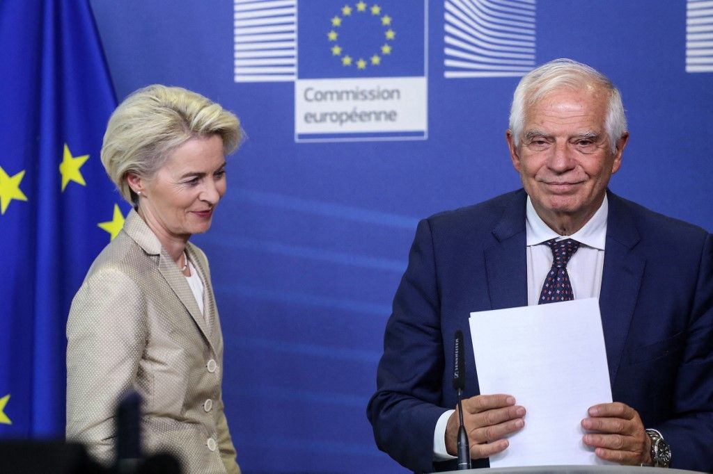 Ursula von der Leyen, az Európai Bizottság elnöke (balra) és Josep Borrell, az Európai Unió külügyi és biztonságpolitikai főképviselője az Oroszország elleni új szankciócsomagról szóló sajtónyilatkozatot követően 