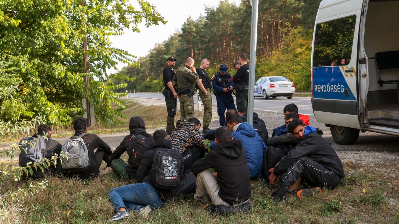 Karnok Csaba
20231019 Ásotthalom 

Magyar Szlovák rendőrök tartóztattak fel migránsokat az 55-ös főút mellett.

Fotó: Karnok Csaba KC
Délmagyarország (DM)