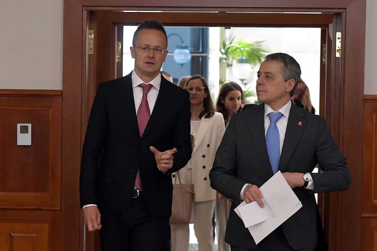 Szijjártó Péter külgazdasági és külügyminiszter és Ignazio Cassis svájci külügyminiszter érkezik a tárgyalásuk után a minisztériumban tartott sajtótájékoztatóra 2024. május 23-án 
