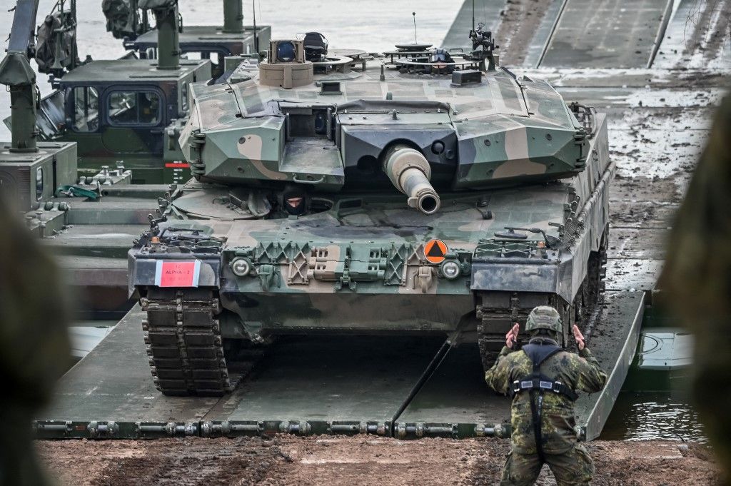 Egy Leopard 2A4 harckocsi érkezik a NATO DRAGON-24 hadgyakorlatára az észak-lengyelországi Korzeniewoba, 2024. március 4-én. (Fotó: AFP/Wojtek Radwanski)