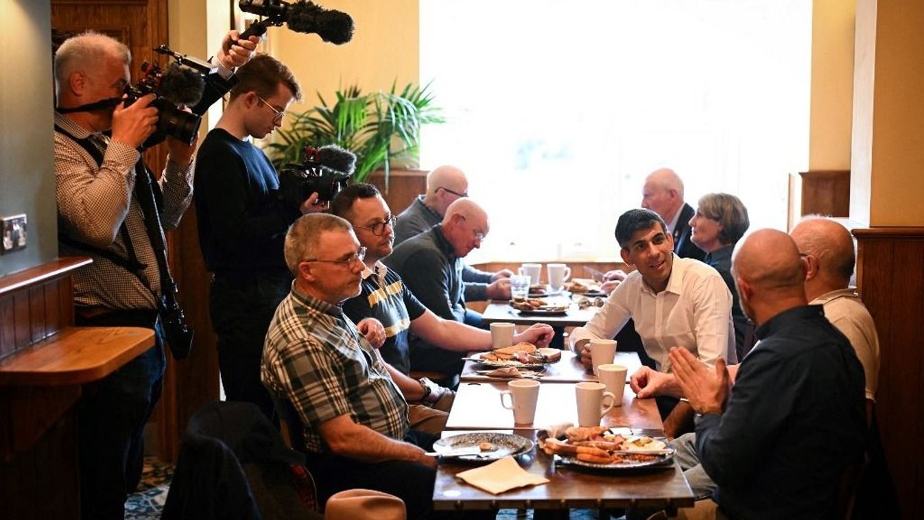 A brit miniszterelnök és a Konzervatív Párt vezetője, Rishi Sunak (C-R) veteránokkal találkozik egy közösségi reggelin az északkelet-angliai Northallertonban, Észak-Yorkshire-ben, 2024. május 25-én, a július 4-i brit parlamenti választásokat előkészítő párt kampányrendezvényén. 