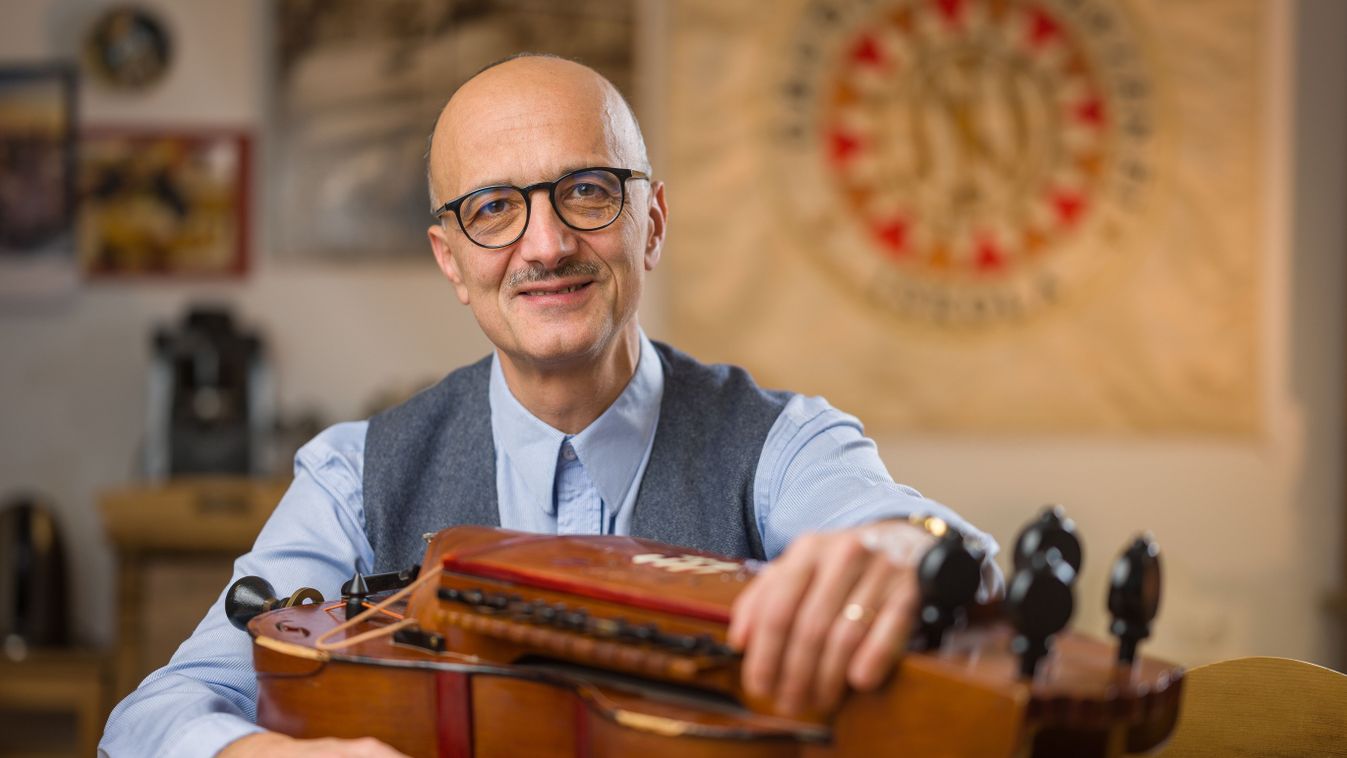 Szerényi Béla, az Óbudai Népzenei Iskola igazgatója, ezüstkoszorús hangszerkészítő mester és előadóművész.