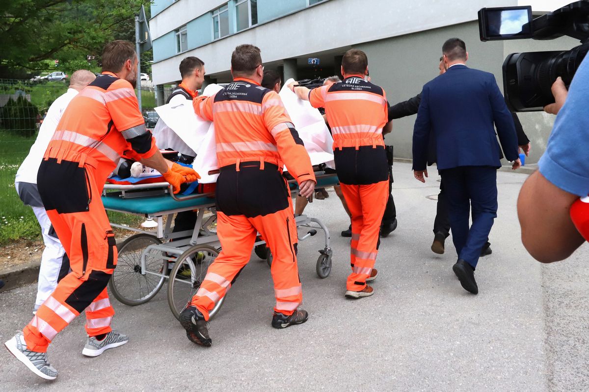Robert Fico szlovák miniszterelnököt az orvosok a szlovákiai besztercebányai kórházba szállítják, ahol ellátják, miután több lövést kapott. (Fotó: AFP)
