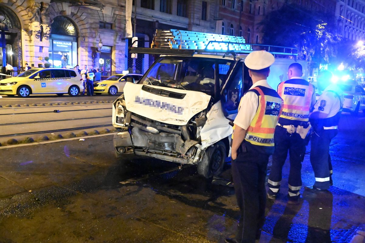 Budapest, 2024. május 31.
Rendõrségi helyszínelés az Erzsébet körút és a Dohány utca keresztezõdésénél, ahol összeütközött egy taxi és egy kisteherautó 2024. május 30-án késõ este. A balesetben hárman súlyosan, öten könnyebben sérültek.
MTI/Mihádák Zoltán